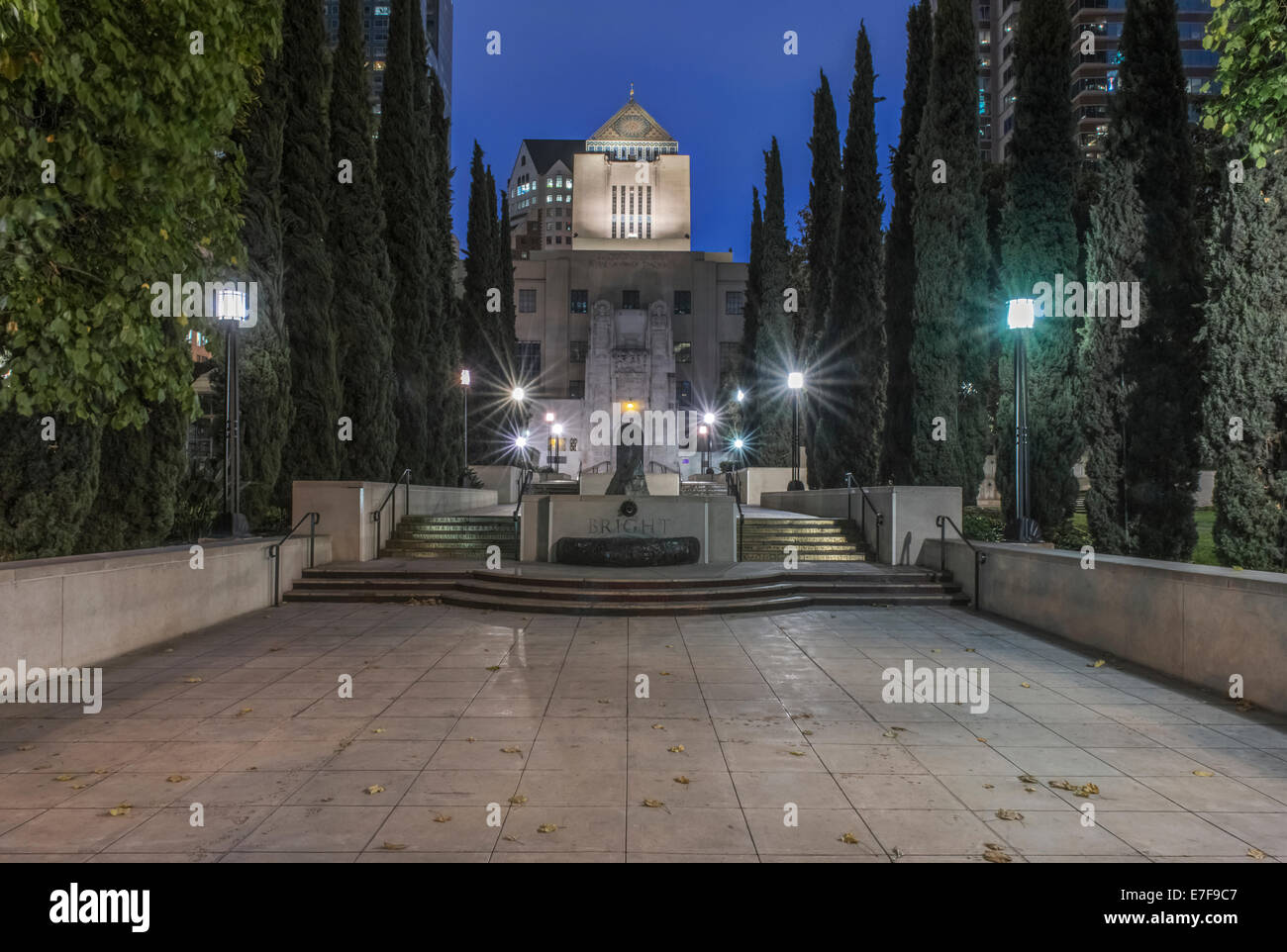 Donnant sur la Bibliothèque publique de Los Angeles comme suit à l'aube, Los Angeles, California, United States Banque D'Images