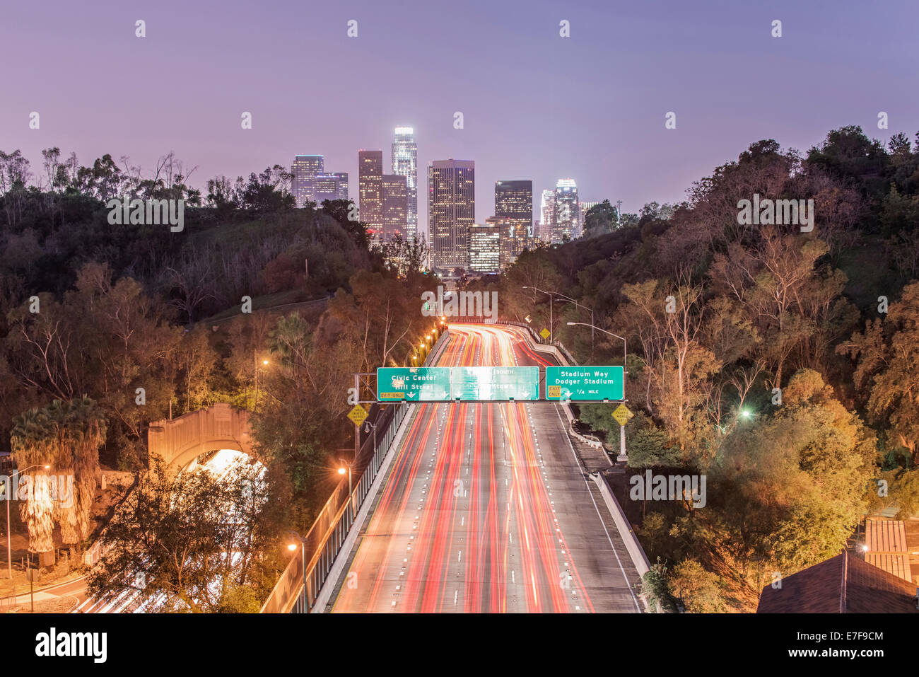 Los Angeles City skyline sur route passante illuminée la nuit, California, United States Banque D'Images