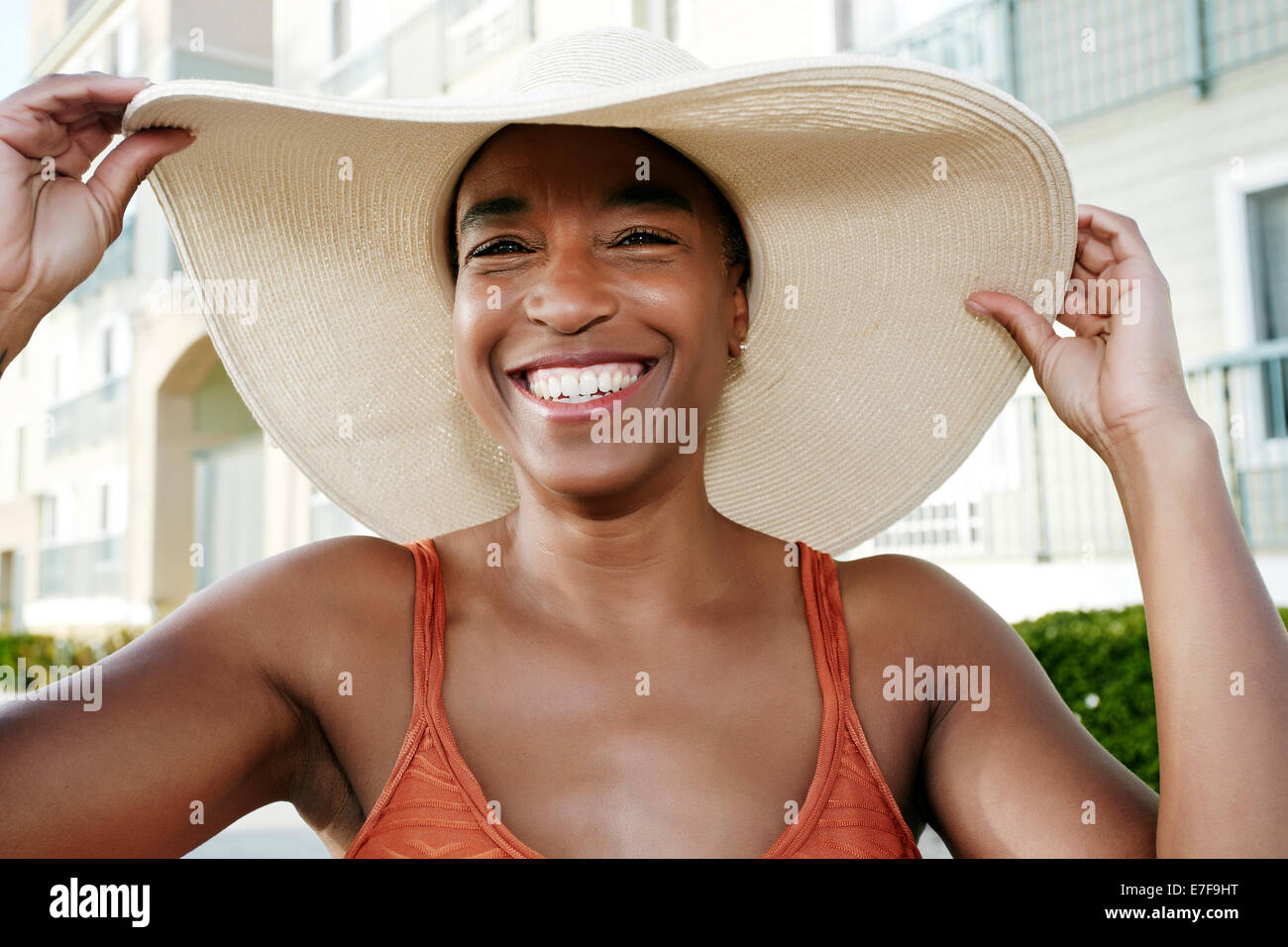 Black woman wearing sun hat outdoors Banque D'Images