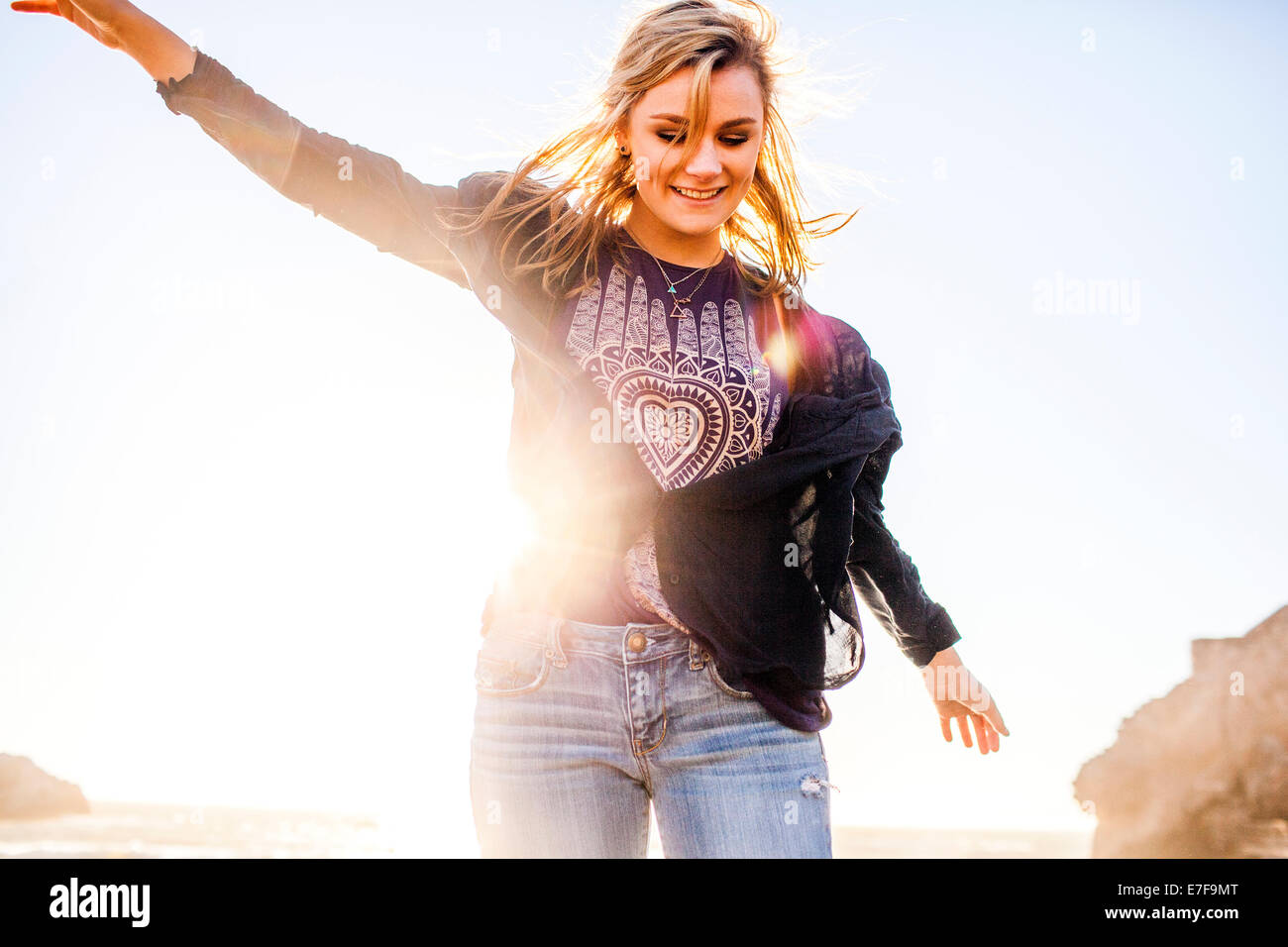 Caucasian girl playing outdoors Banque D'Images