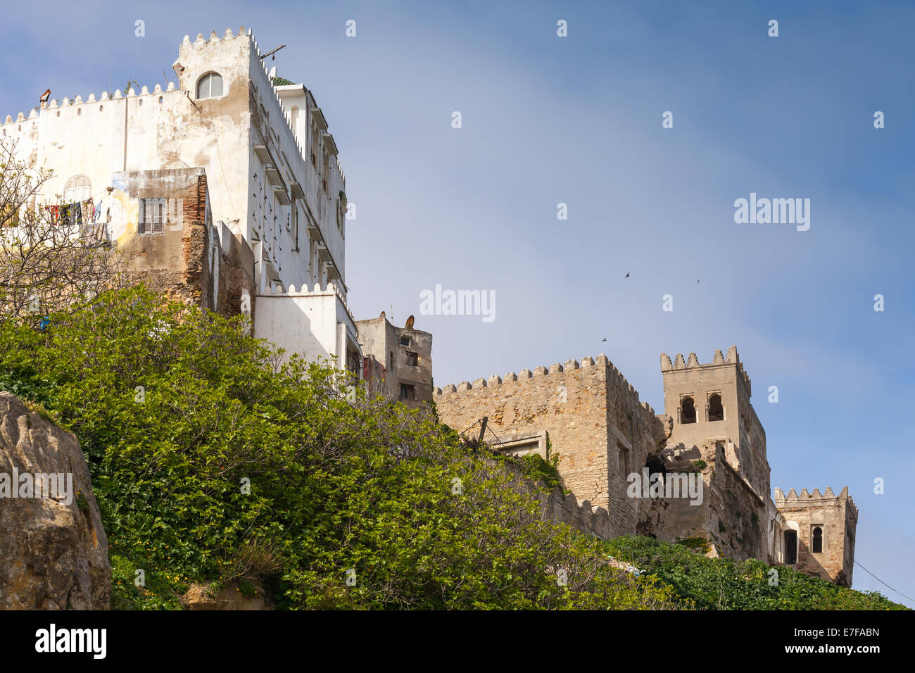 L'ancienne forteresse en ruines et maisons individuelles dans la région de Medina. Tanger, Maroc Banque D'Images
