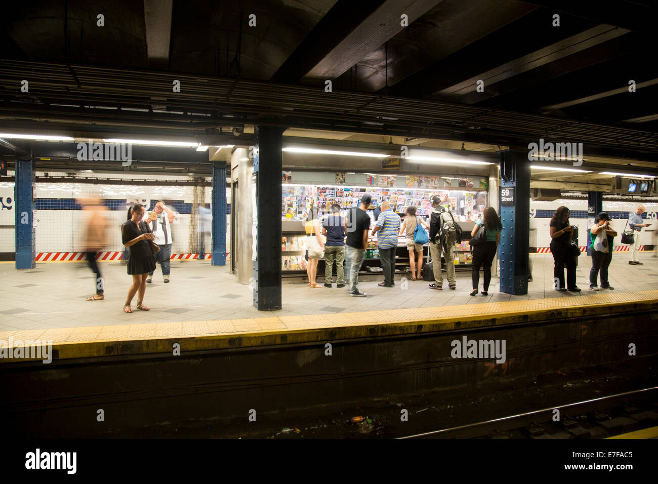 Blocage de la plate-forme support boutique actualités new york métro Banque D'Images