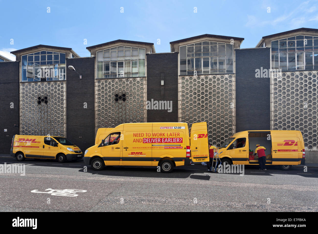 Les camionnettes de livraison DHL à Londres Banque D'Images