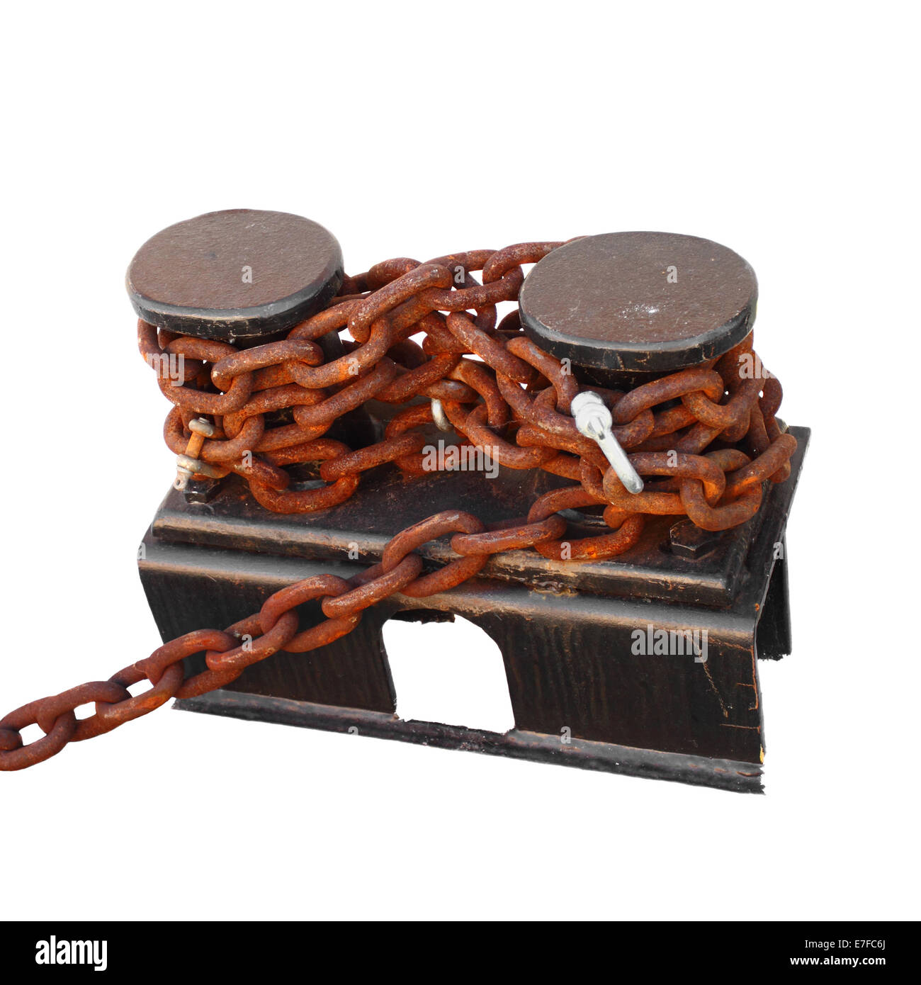Bornes de fer avec rusty chaîne enroulée rouge isolé sur fond blanc Banque D'Images