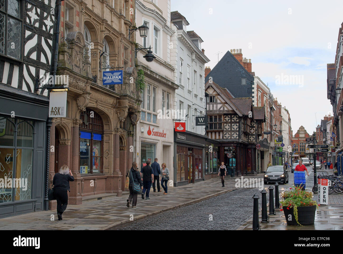 Les façades anciennes à Shrewsbury town square sur le tracé de l'A5191 Banque D'Images
