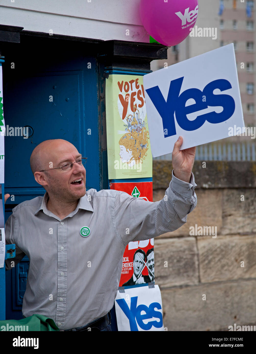 Leith, Édimbourg, Écosse.16e Mars 2015.Patrick Harvie MSP Vert pour Glasgow et Co-présidente du Scottish Green Party, une séance de photos pour le référendum sur l'indépendance écossaise Oui campagne. Banque D'Images