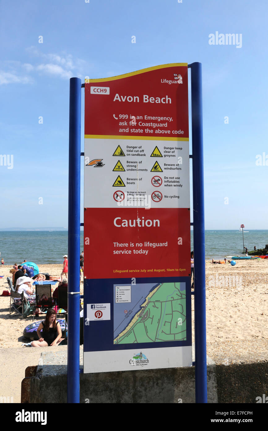 Sauveteur RNLI signe avec la carte sur la plage Plage Avon Mudeford Dorset Angleterre Banque D'Images