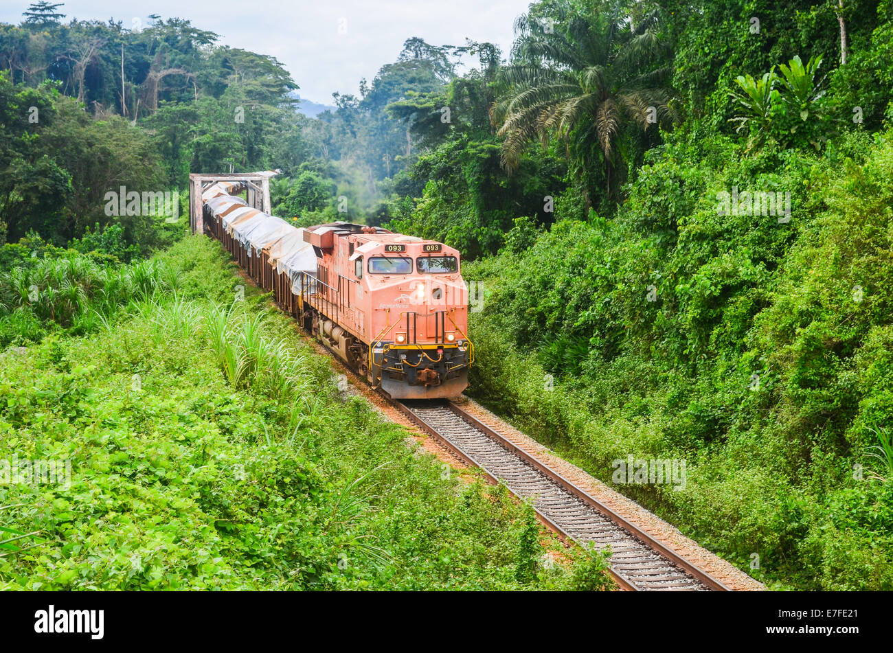 Un train de marchandises d'ArcelorMittal transportant du minerai de fer le Nimba-au port de Buchanan, au Libéria Banque D'Images