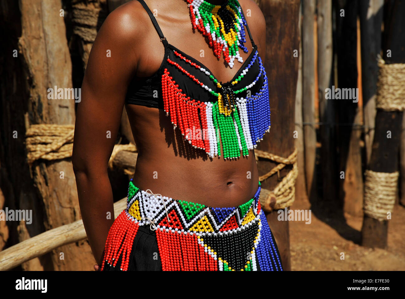 Personnes, culture, corps de la femme, KwaZulu-Natal, Afrique du Sud, Robe traditionnelle colorée ornée de perles, jeune fille Zulu, village à thème Shakaland, vêtements, ethnie Banque D'Images