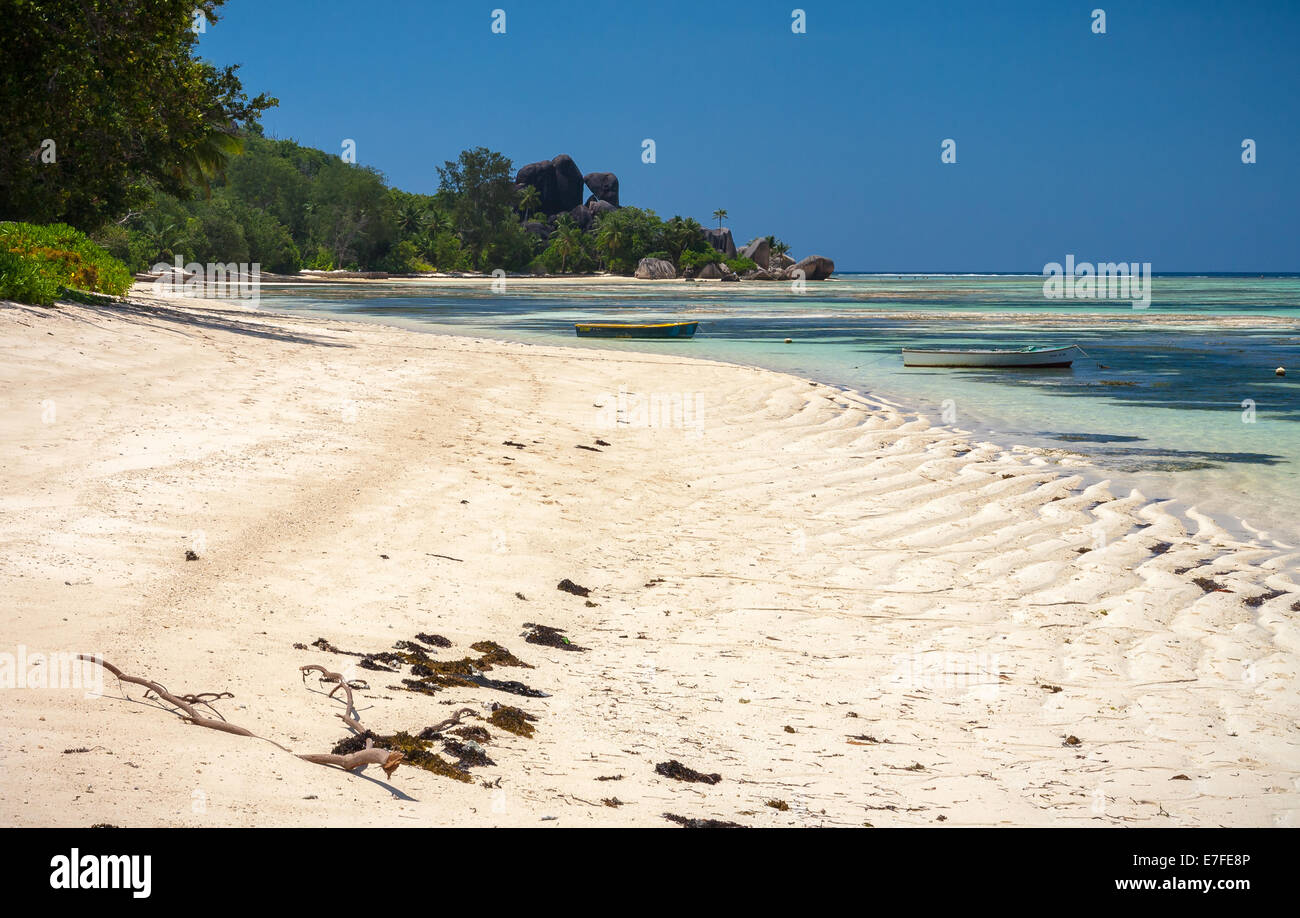 Plage magnifique avec des formations rocheuses inhabituelles Banque D'Images