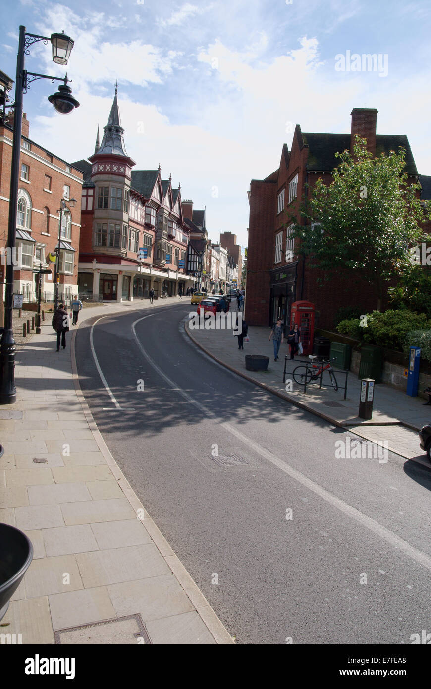 Portes du château menant au centre-ville de Shrewsbury square sur le tracé de l'A5191 Banque D'Images