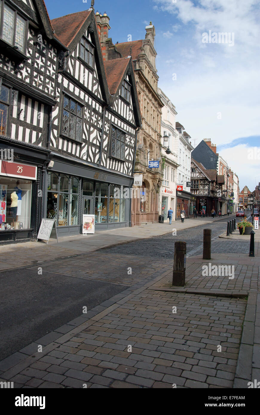 Les façades anciennes à Shrewsbury town square sur le tracé de l'A5191 Banque D'Images