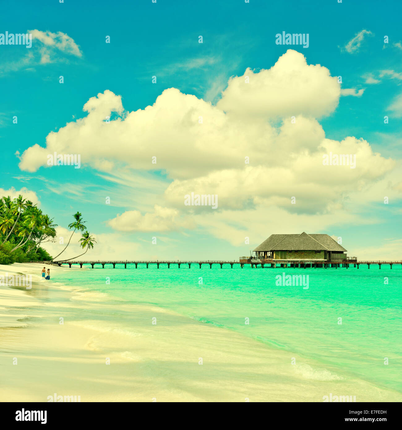 Paysage de la plage de l'île tropicale avec turqiuse ciel bleu et l'eau. retro photo aux tons Banque D'Images