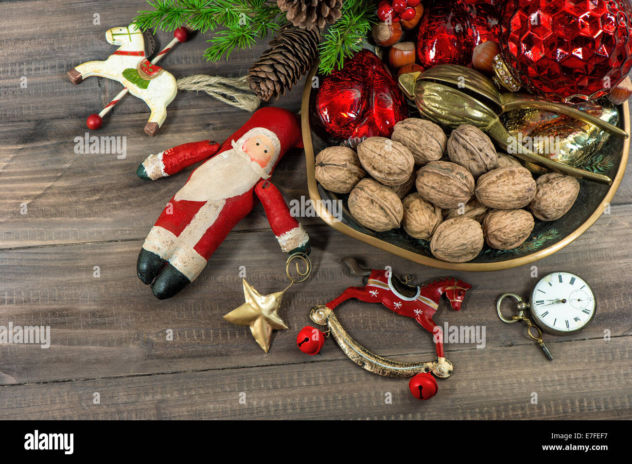 Les biscuits de Noël et les noix avec décorations vintage sur fond de bois Banque D'Images