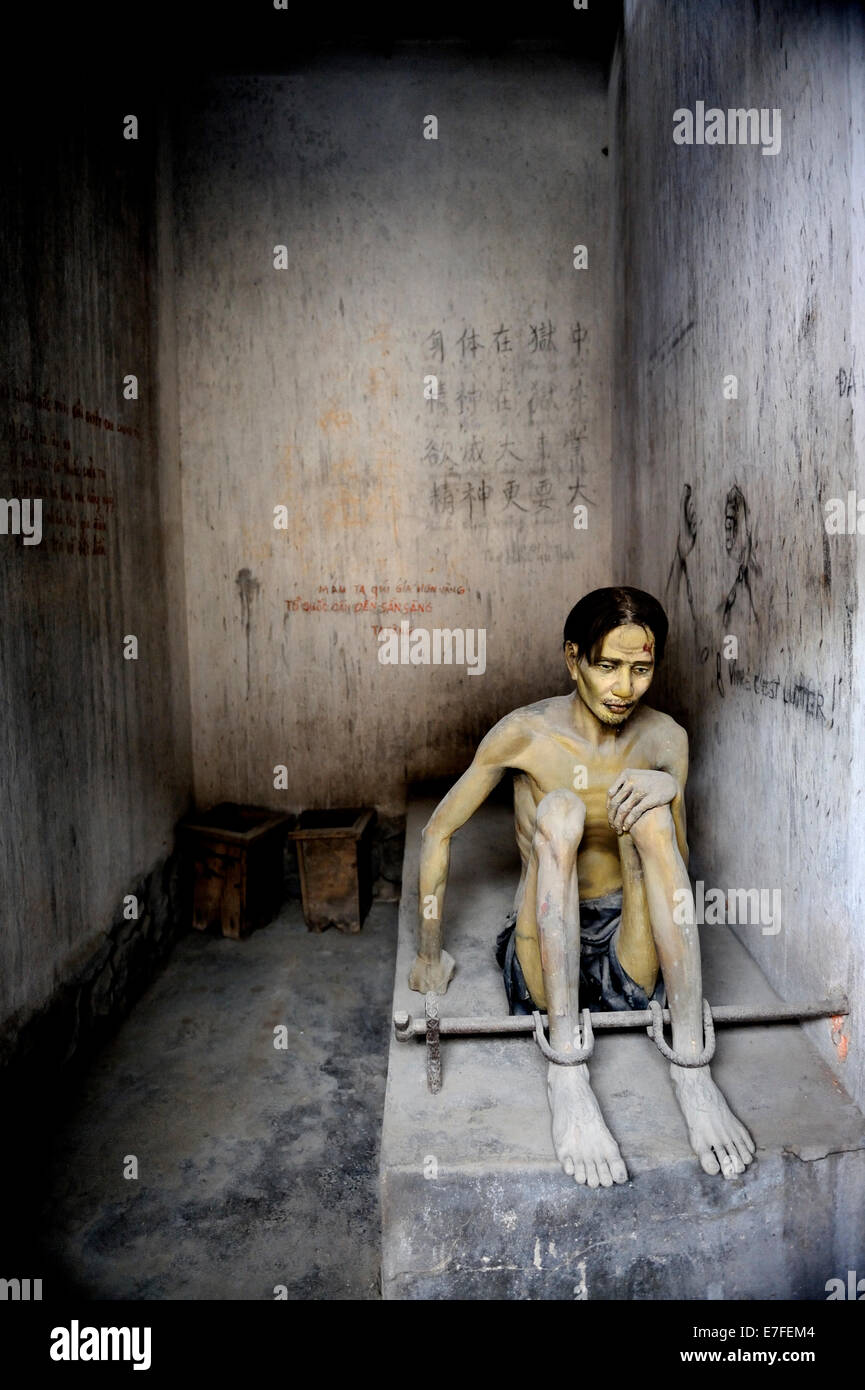 Une restauration d'un prisonnier dans une cellule de prison en temps de guerre. Musée des débris de guerre, Ho Chi Minh Ville (Saigon), Vietnam Banque D'Images