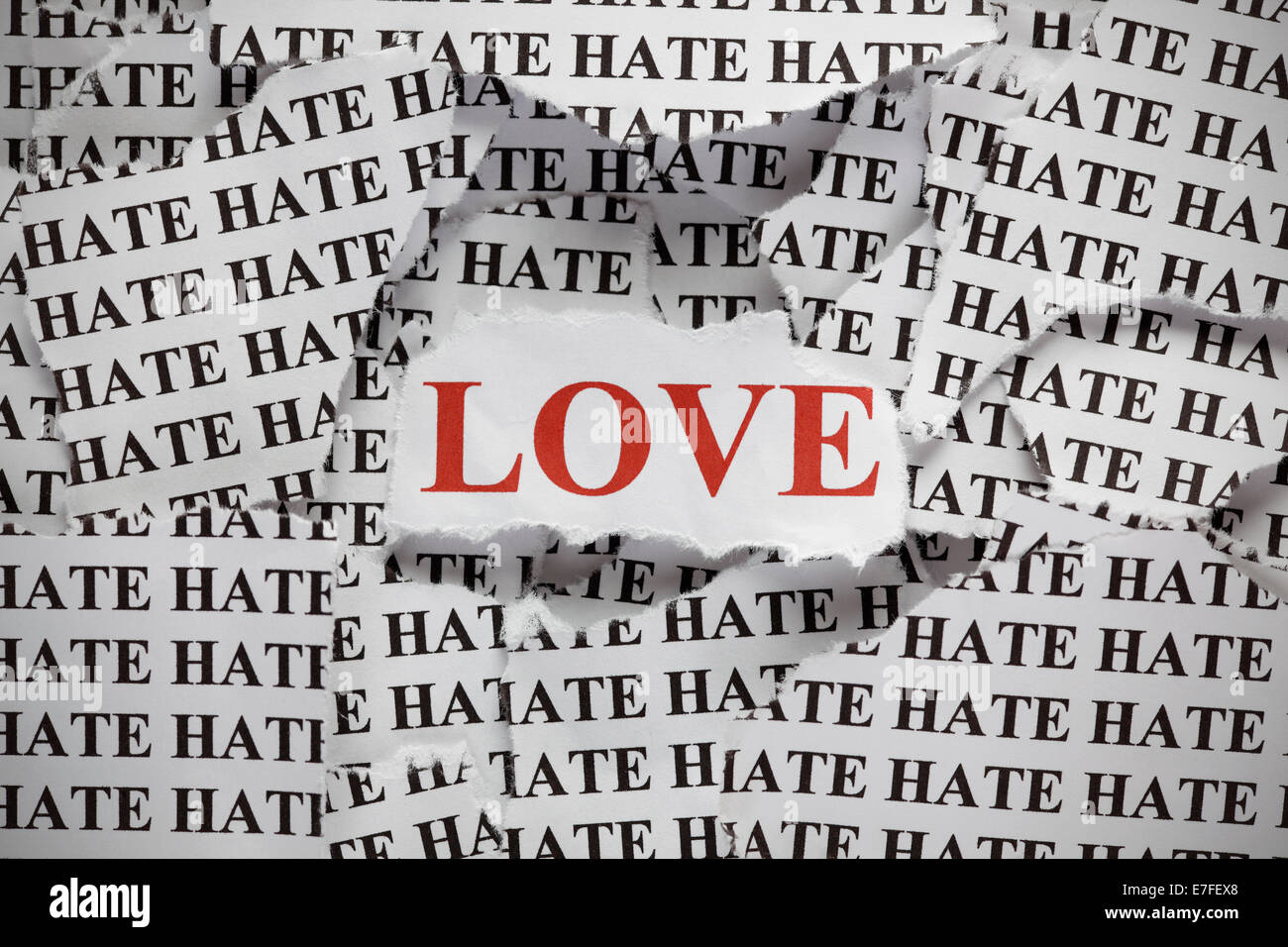 Morceaux de papier avec le mot "La haine" et le mot 'Amour' de couleur rouge. Notion de droit. Close-up. Banque D'Images