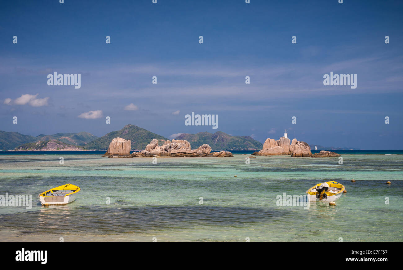 Deux bateaux amarrés sur la mer turquoise Banque D'Images