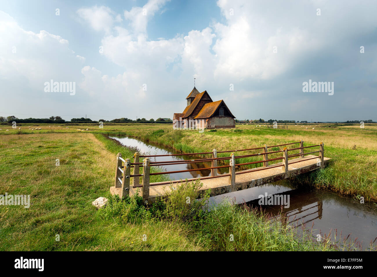 L'église de Fairfield sur Romney Marsh dans la campagne du Kent Banque D'Images L'église de Fairfield sur Romney Marsh dans la campagne du Kent Banque D'Images