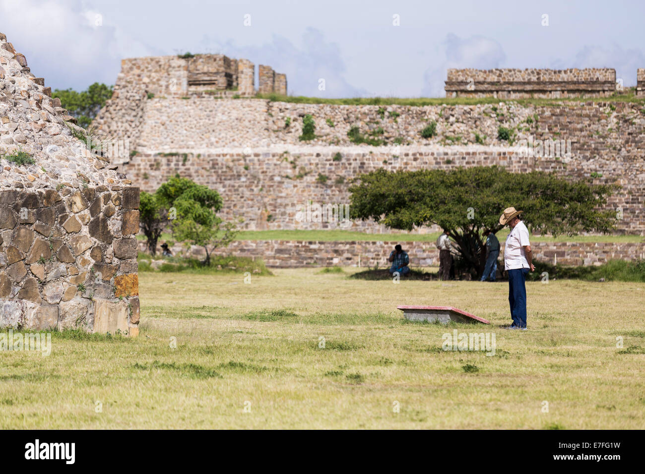 La lecture de l'homme une plaque du site archéologique de Monte Albán, Oaxaca, Mexique Banque D'Images
