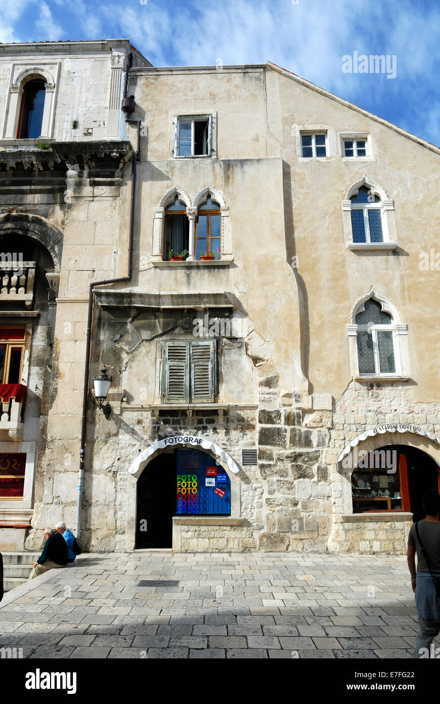 Mur en péristyle, Dioclétien, avec des fenêtres en ogive gothique et 'na koljeno' style porte/fenêtre/compteur. Split, Croatie Banque D'Images