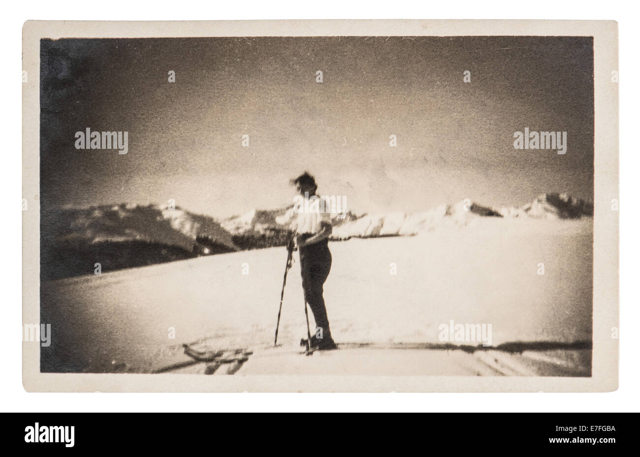 BERLIN, ALLEMAGNE - circa 1929 : vintage photo de femme ski dans la neige. Mobilier Photo avec grain de film original et des rayures Banque D'Images
