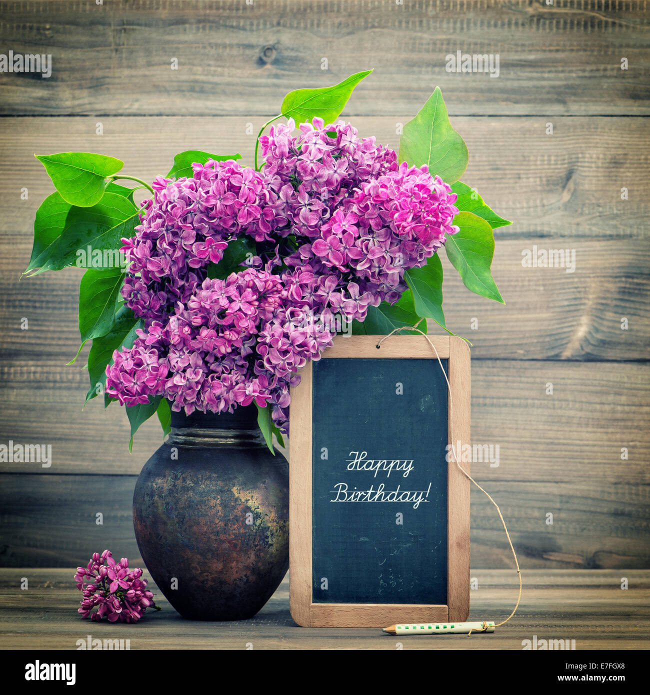 Bouquet De Lilas Fleurs Sur Fond De Bois Tableau Noir Avec L Exemple De Texte Joyeux Anniversaire Retro Style Tonique Photo Photo Stock Alamy