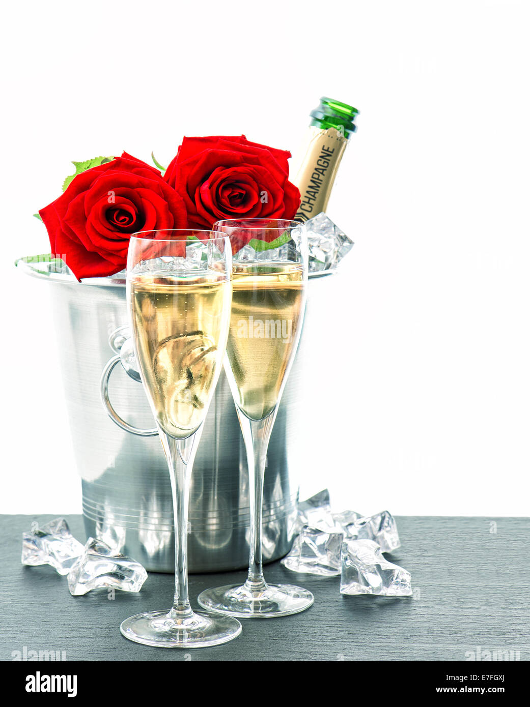 Deux Verres Bouteille De Champagne Et Roses Rouges Arrangement De Fete Avec Du Vin Mousseux Et Des Fleurs Photo Stock Alamy Deux Verres Bouteille De Champagne Et Roses Rouges Arrangement De Fete Avec Du Vin Mousseux Et Des Fleurs Photo Stock Alamy