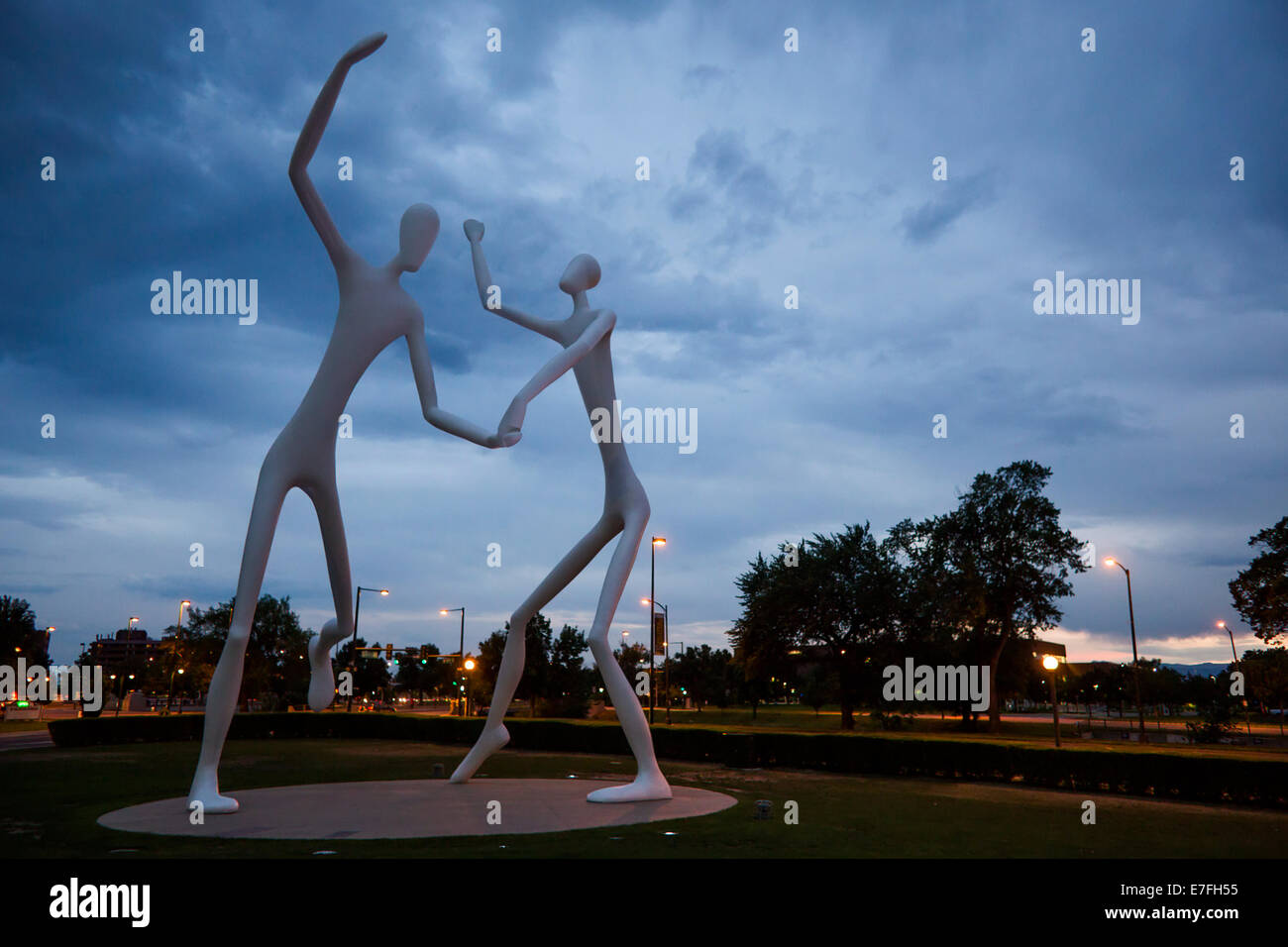 Denver, Colorado - Les danseurs de la sculpture, par Jonathan Borofsky, au Denver Performing Arts Complex. Banque D'Images