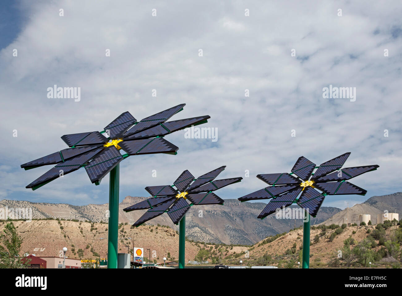 Parachute, Colorado - panneaux solaires faites pour ressembler à des fleurs en l'électricité pour une halte sur l'Interstate 70. Banque D'Images