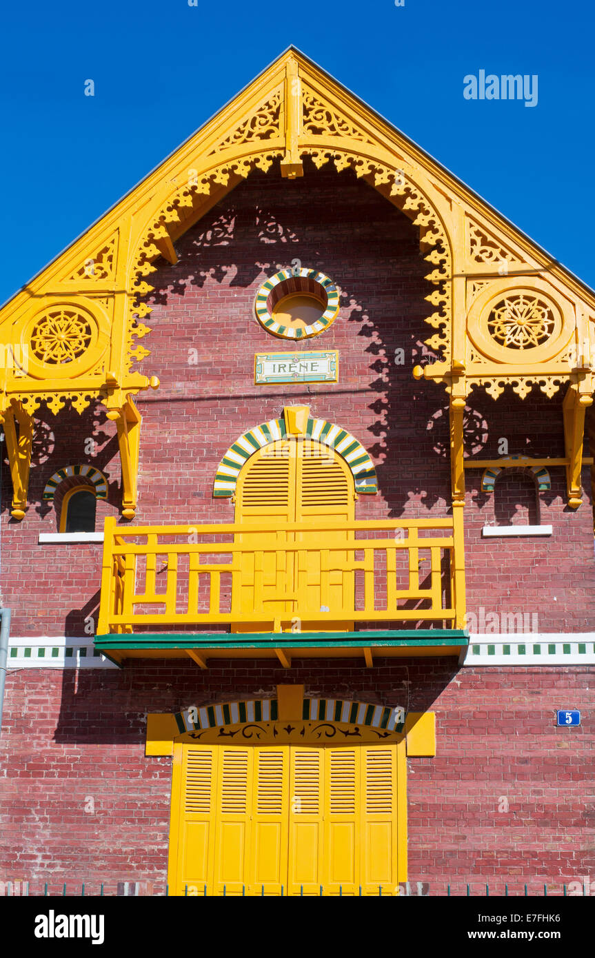 Maison de construction traditionnelle en brique 'Irene' peinte en jaune avec des boiseries décoratives, Le Crotoy, Somme, Picardie, France, Europe Banque D'Images