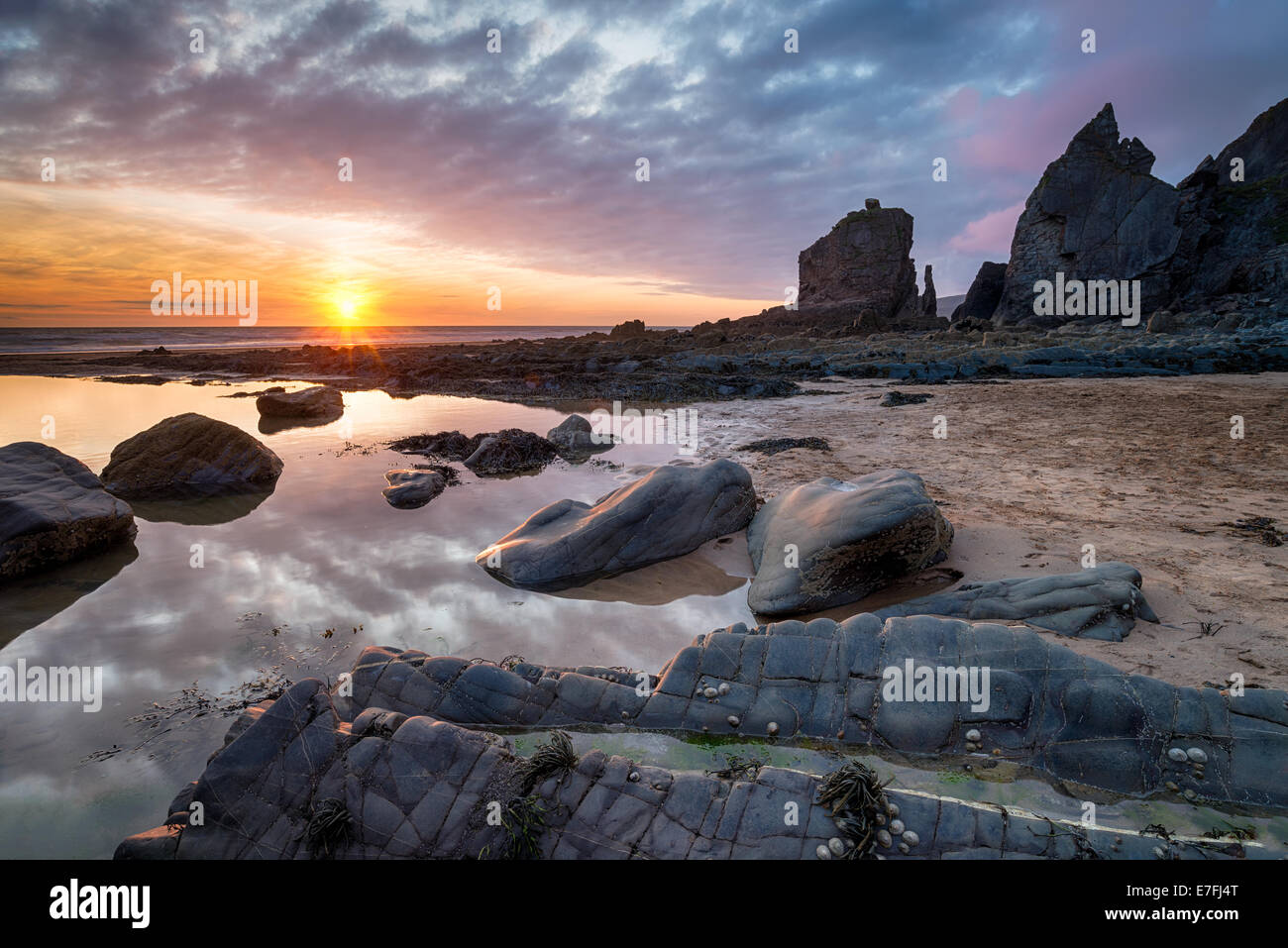 Beau coucher du soleil à Sandymouth plage près de Bude sur la frontière de Devon et de Cornouailles Banque D'Images