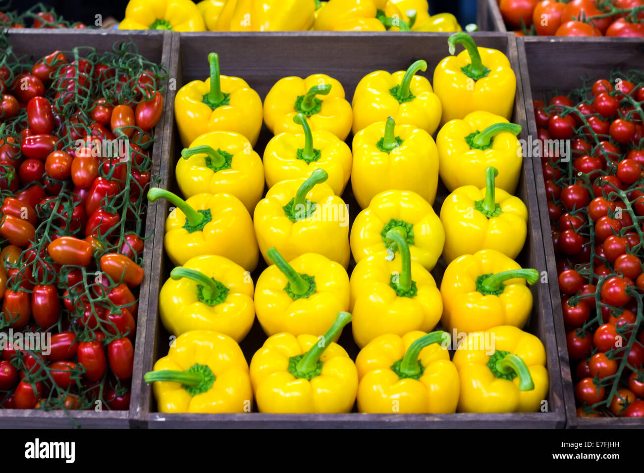 Poivrons colorés et de légumes au marché Banque D'Images