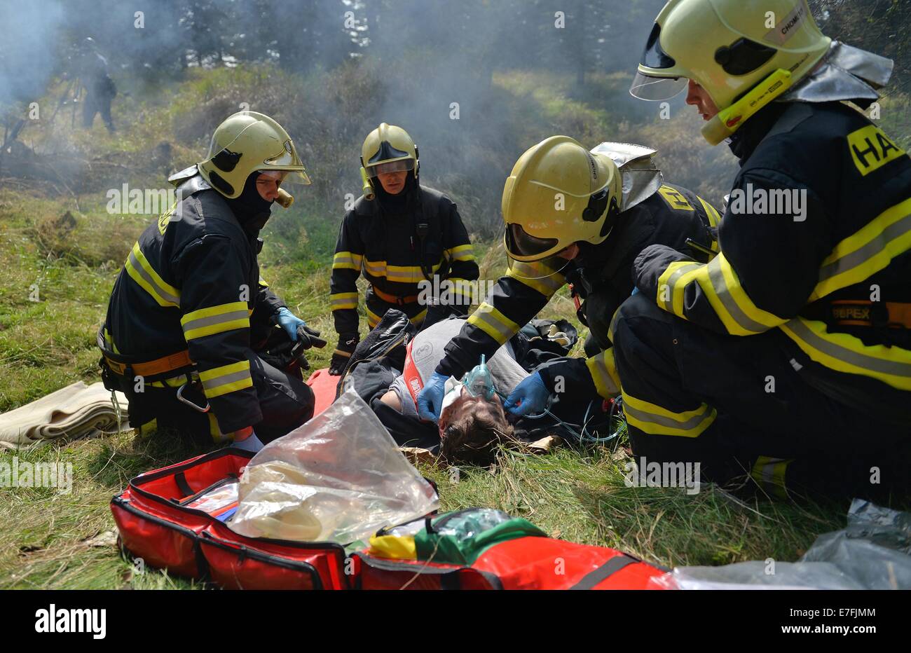 L'allemand et tchèque travail pompiers pour sauver des gens pendant un exercice d'urgence complexes dans une ligne d'alimentation d'électricité près de Hora Sv. Sebastiana, République tchèque, 16 septembre 2014. Autour de 200 experts participent à l'exercice de sécurité international unique impliquant l'échec des grilles d'alimentation droit percer par réseau électrique tchèque CEPS de l'opérateur et opérateur allemand 50Hertz. Photo : HEDNRIK SCHMIDT Banque D'Images