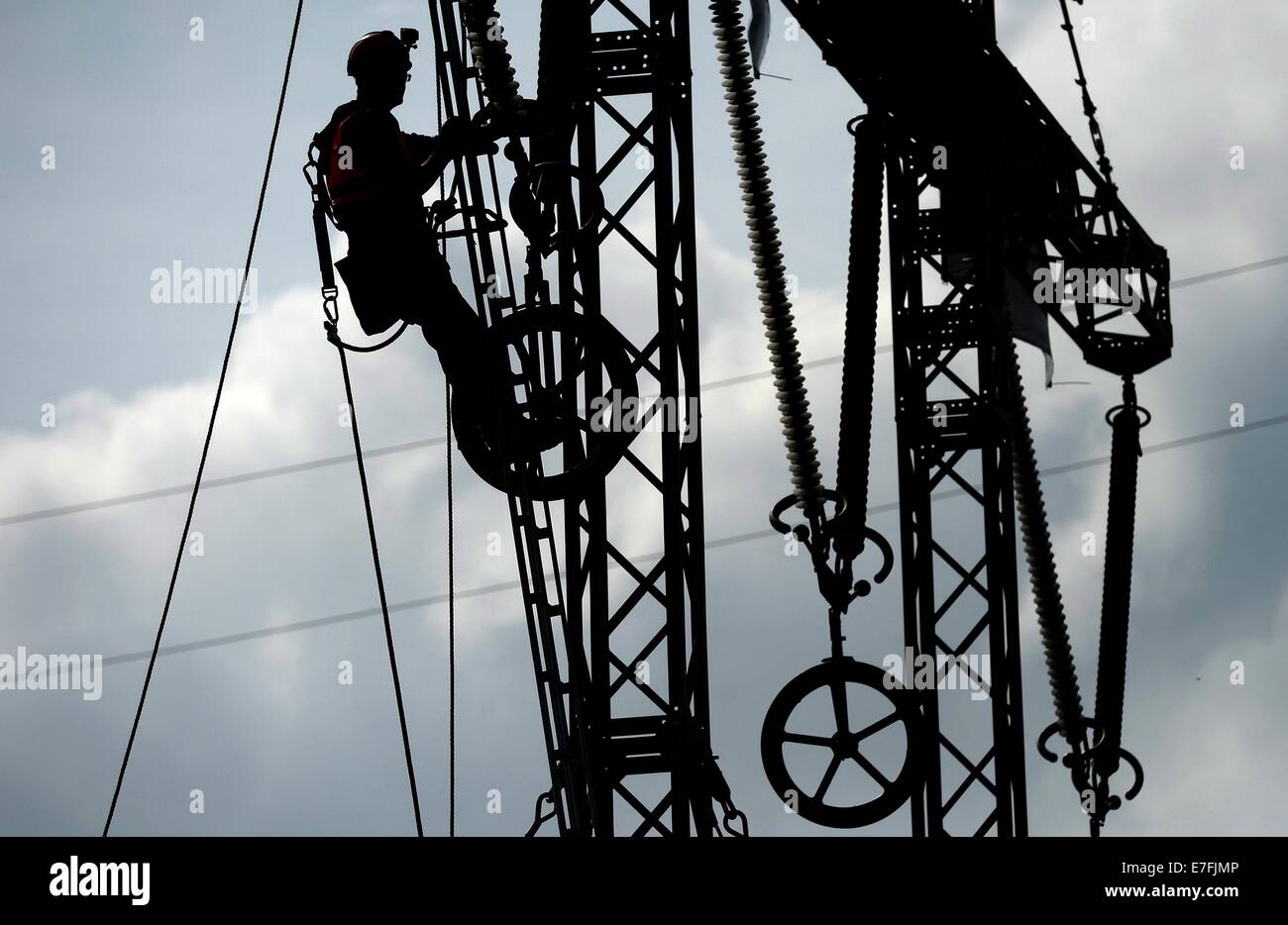 Allemand et tchèque pompiers connectez un lien d'urgence durant un exercice d'urgence complexes dans une ligne d'alimentation d'électricité près de Hora Sv. Sebastiana, République tchèque, 16 septembre 2014. Autour de 200 experts participent à l'exercice de sécurité international unique impliquant l'échec des grilles d'alimentation droit percer par réseau électrique tchèque CEPS de l'opérateur et opérateur allemand 50Hertz. Photo : HEDNRIK SCHMIDT Banque D'Images