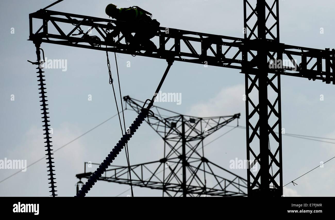 L'allemand et tchèque travail pompiers pour sauver des gens pendant un exercice d'urgence complexes dans une ligne d'alimentation d'électricité près de Hora Sv. Sebastiana, République tchèque, 16 septembre 2014. Autour de 200 experts participent à l'exercice de sécurité international unique impliquant l'échec des grilles d'alimentation droit percer par réseau électrique tchèque CEPS de l'opérateur et opérateur allemand 50Hertz. Photo : HEDNRIK SCHMIDT Banque D'Images
