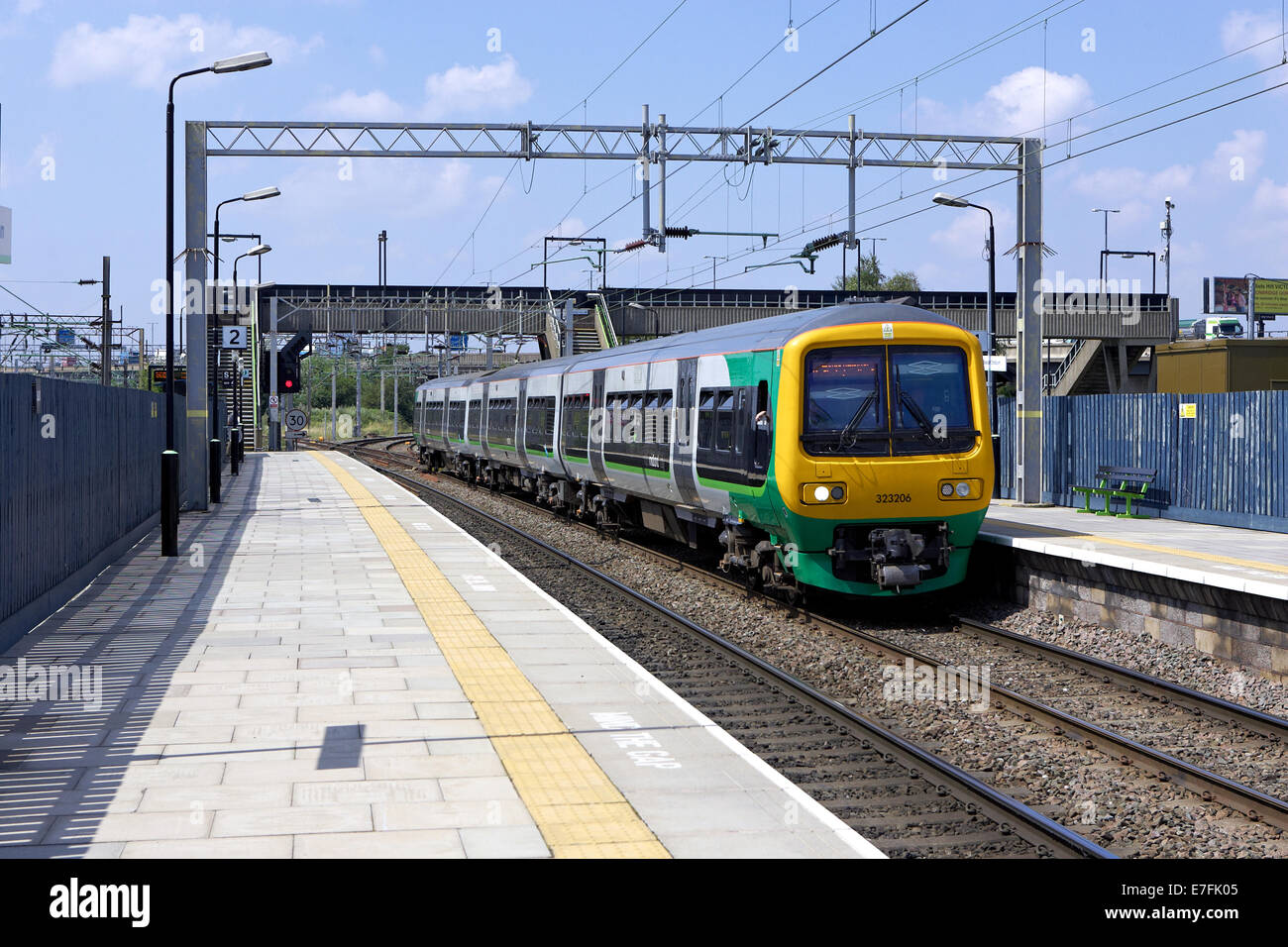 London Midland class 323 no. 323206 s'arrête à Bescot Stadium avec 2A61 1245 à Walsall service de Birmingham New Street le 24/07/14. Banque D'Images