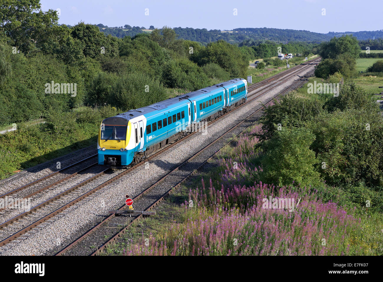 Classe Arriva Trains Wales n° 175 175104 traverse Leominster avec 1W70 1503 à Carmarthen service sur Manchester Piccadilly Banque D'Images