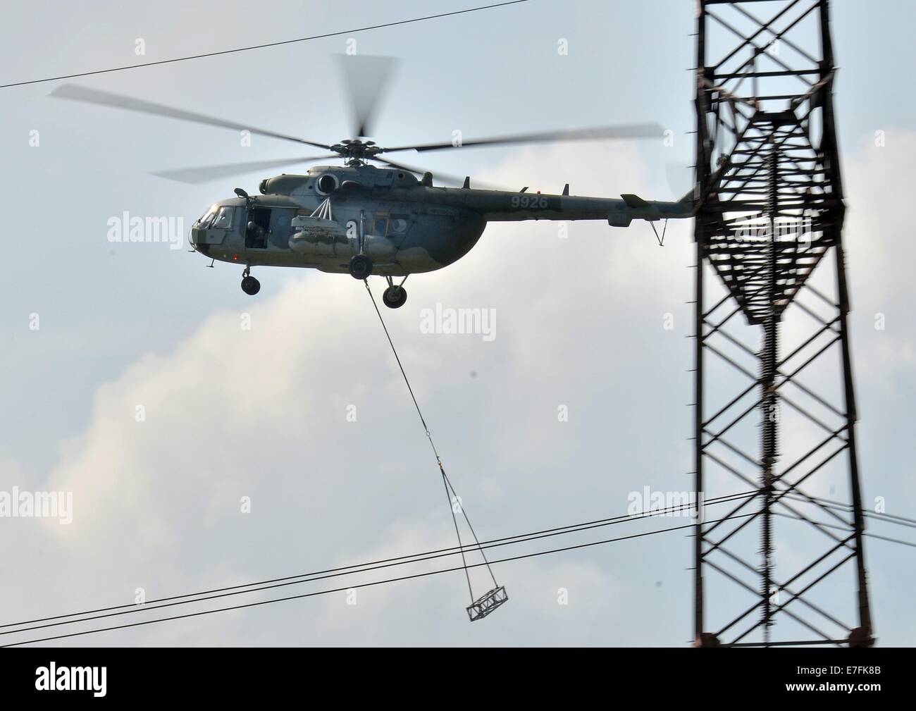Hora Sv. Sebastiana, République tchèque. 16 Sep, 2014. Un hélicoptère pendant un exercice d'urgence complexes dans une ligne d'alimentation d'électricité près de Hora Sv. Sebastiana, République tchèque, 16 septembre 2014. Autour de 200 experts participent à l'exercice de sécurité international unique impliquant l'échec des grilles d'alimentation droit percer par réseau électrique tchèque CEPS de l'opérateur et opérateur allemand 50Hertz. Photo : HEDNRIK SCHMIDT/dpa/Alamy Live News Banque D'Images