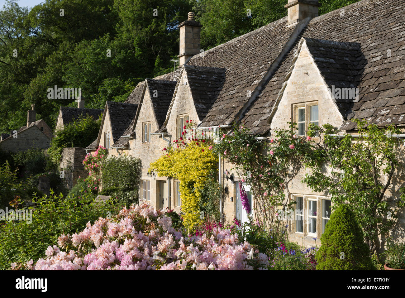 Cotswold cottages et jardin d'été, Bibury, Cotswolds, Gloucestershire, Angleterre, Royaume-Uni, Europe Banque D'Images