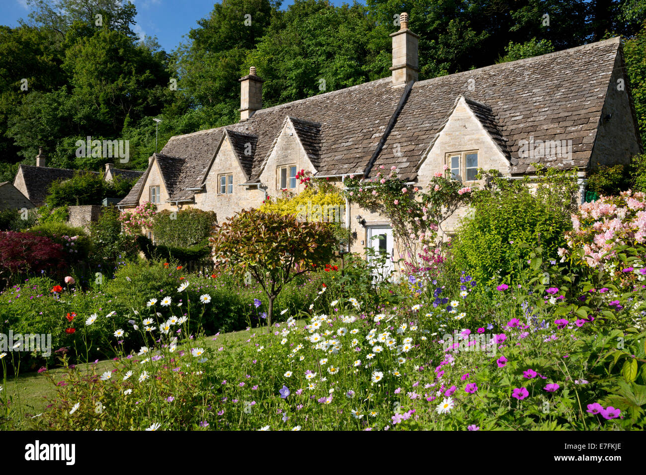Cotswold cottages et jardin d'été, Bibury, Cotswolds, Gloucestershire, Angleterre, Royaume-Uni, Europe Banque D'Images