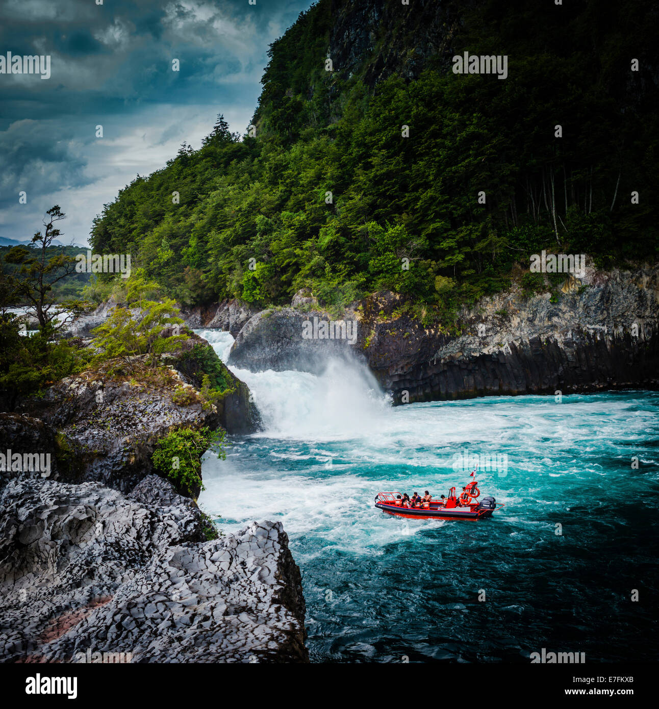 Saute-moutons sur la rivière Petrohue, Osorno, Chili. Banque D'Images