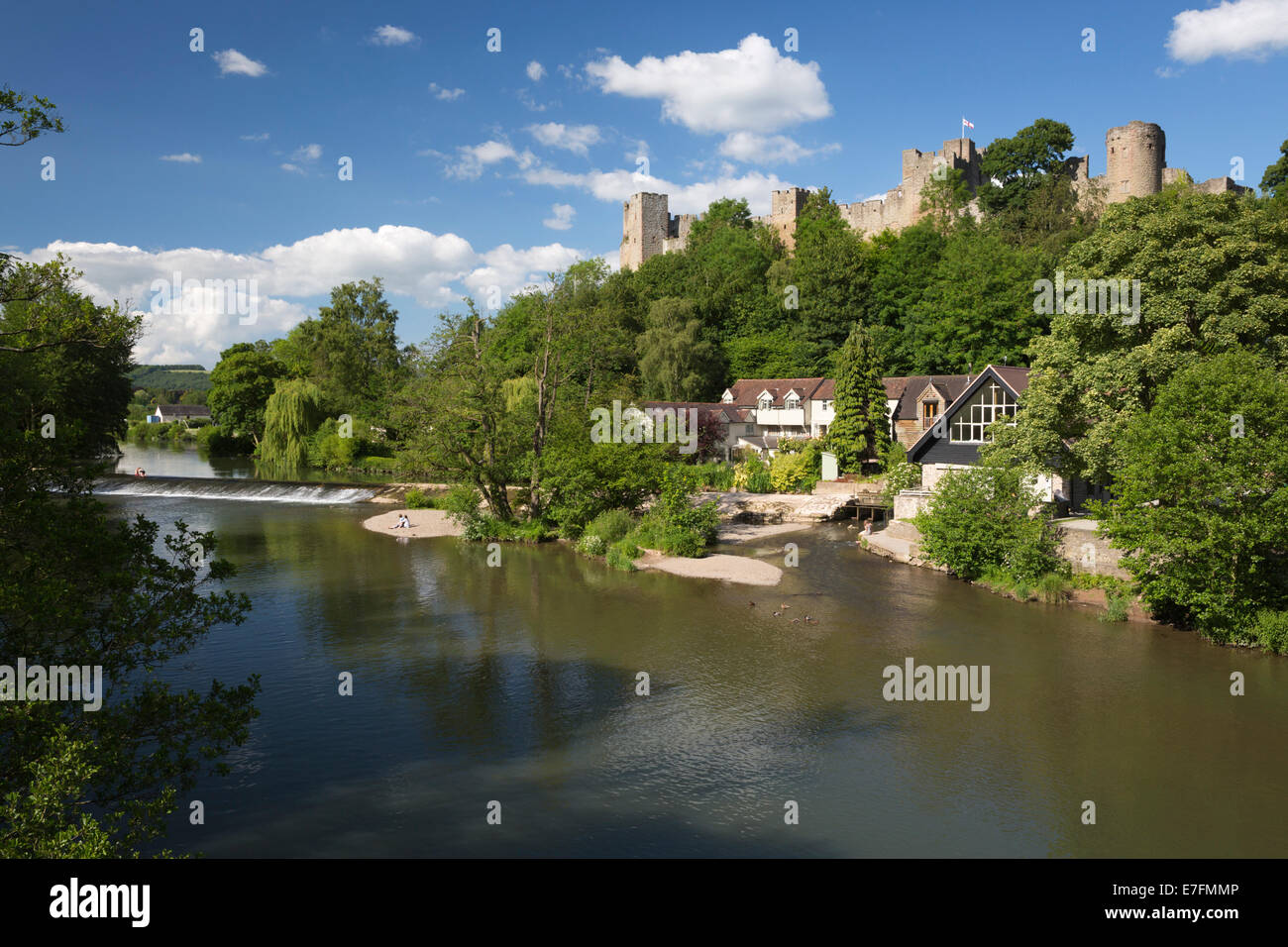 Ludlow Castle au-dessus de la rivière teme, Ludlow, Shropshire, Angleterre, Royaume-Uni, Europe Banque D'Images