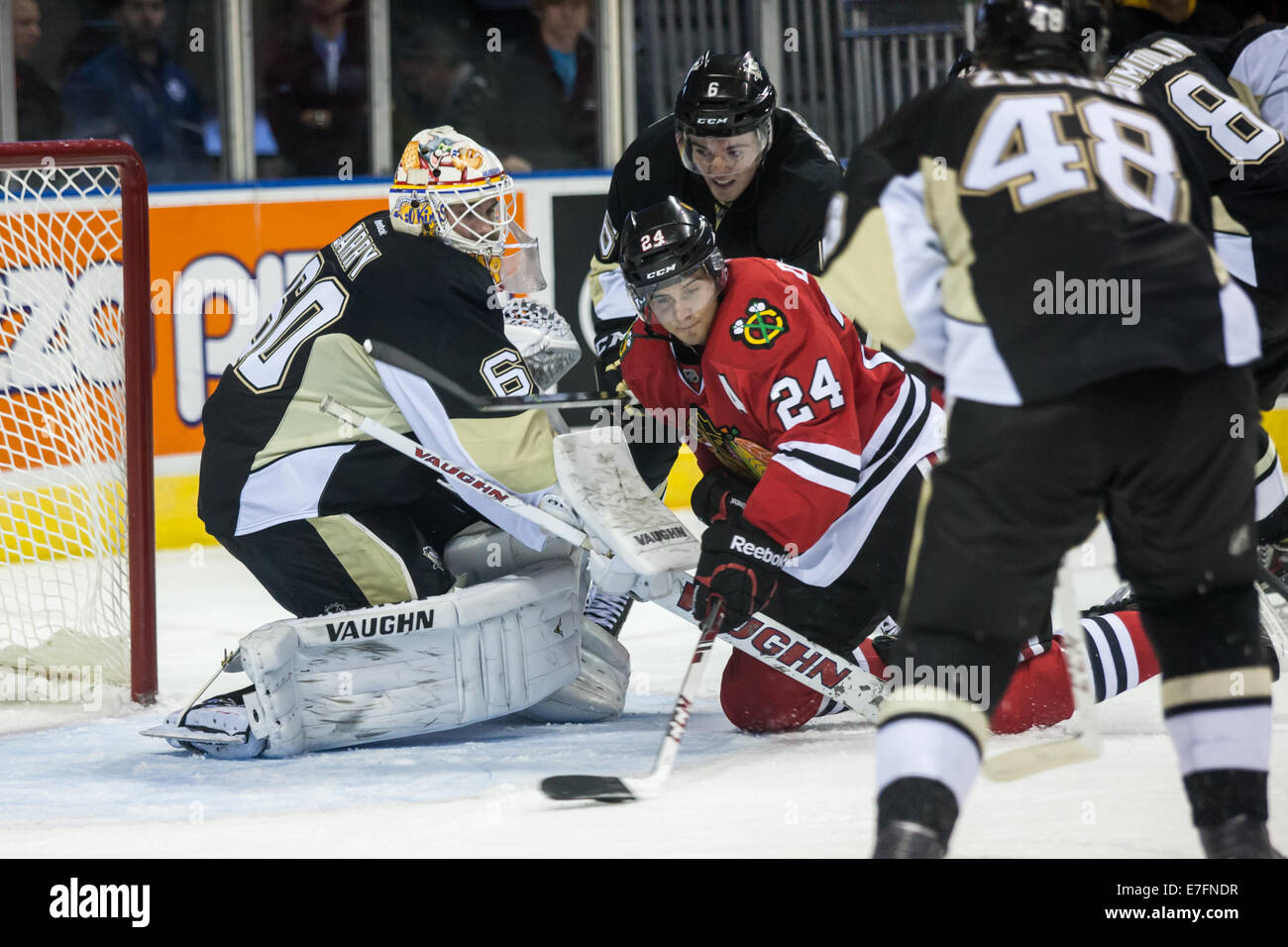 London, Ontario, Canada. 14 septembre, 2014. Phillip Danault Chicago Blackhawk de l'avant combat Scott Harrington (6) des Penguins de Pittsburgh comme il positionne à marquer sur un rebond au cours d'un match entre les Penguins de Pittsburgh et les Blackhawks de Chicago lors de la LNH 2014 Tournoi Rookie joué au John Labatt Centre. © Mark Spowart/Alamy Live News Banque D'Images