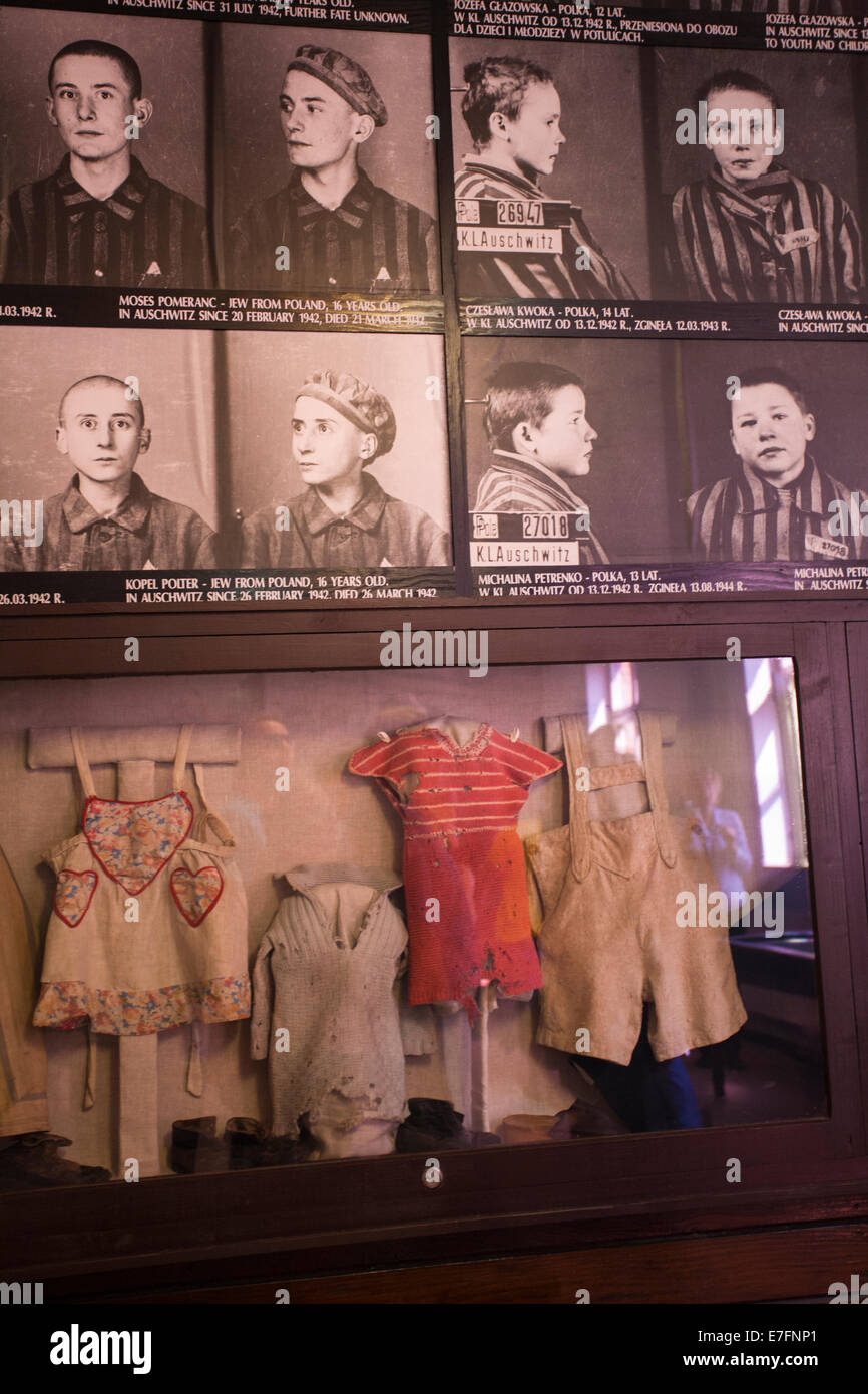 Photos et vêtements des enfants victimes à l'affiche au camp de concentration d'Auschwitz, Auschwitz, Pologne Banque D'Images