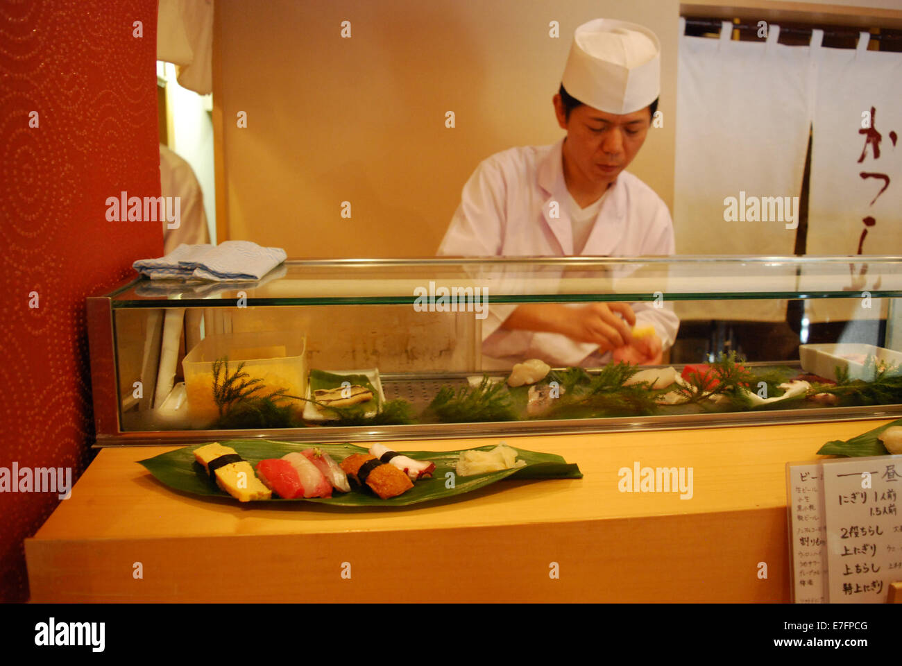 Chef preparing sushi dans un restaurant japonais, Tokyo 2014 Banque D'Images