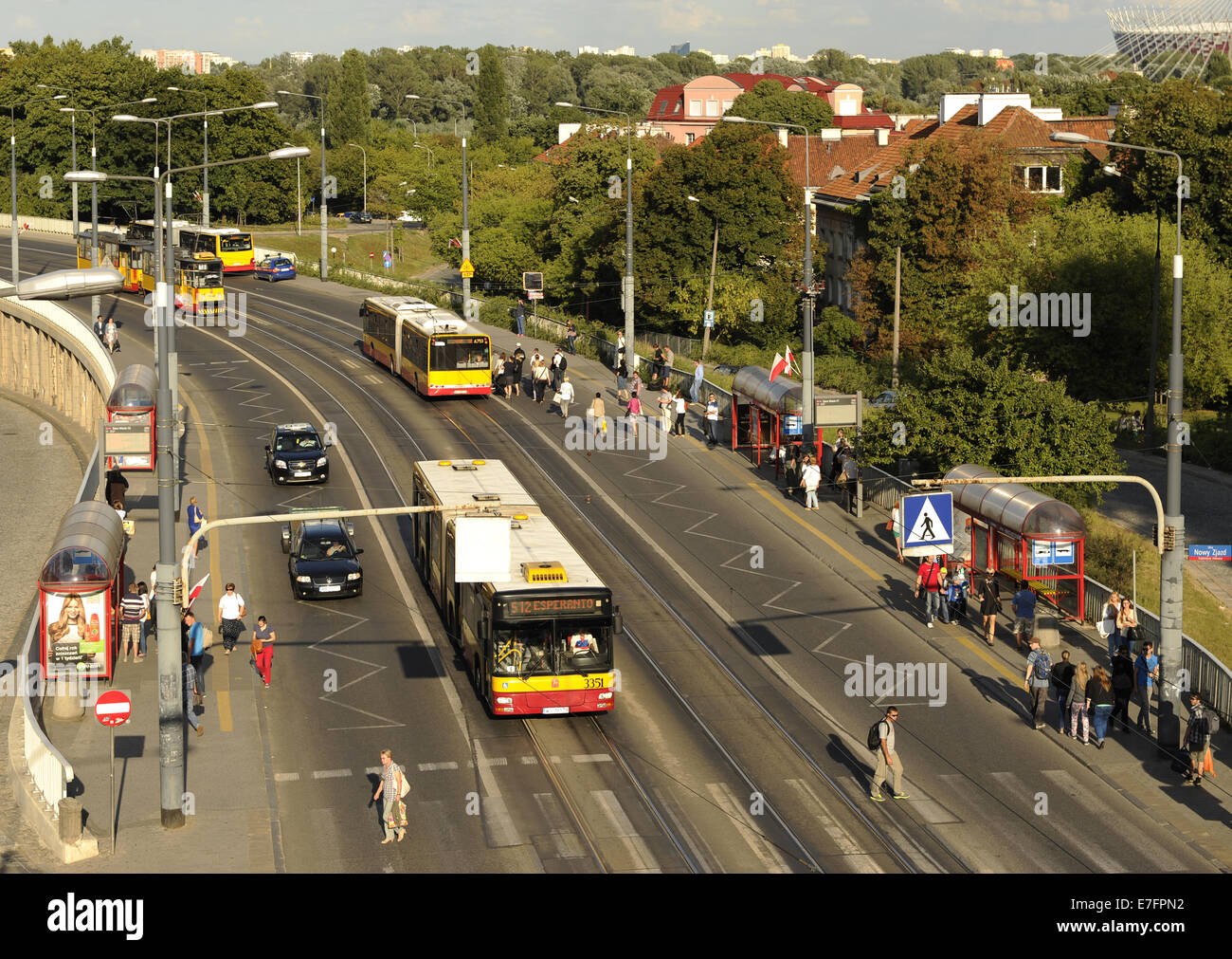 La Pologne. Varsovie. Véhicules sur une avenue. Banque D'Images
