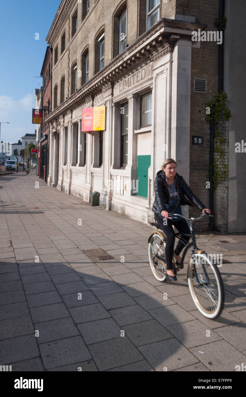 La direction générale de la cycliste passant fermée de la Lloyds à Great Yarmouth Banque D'Images