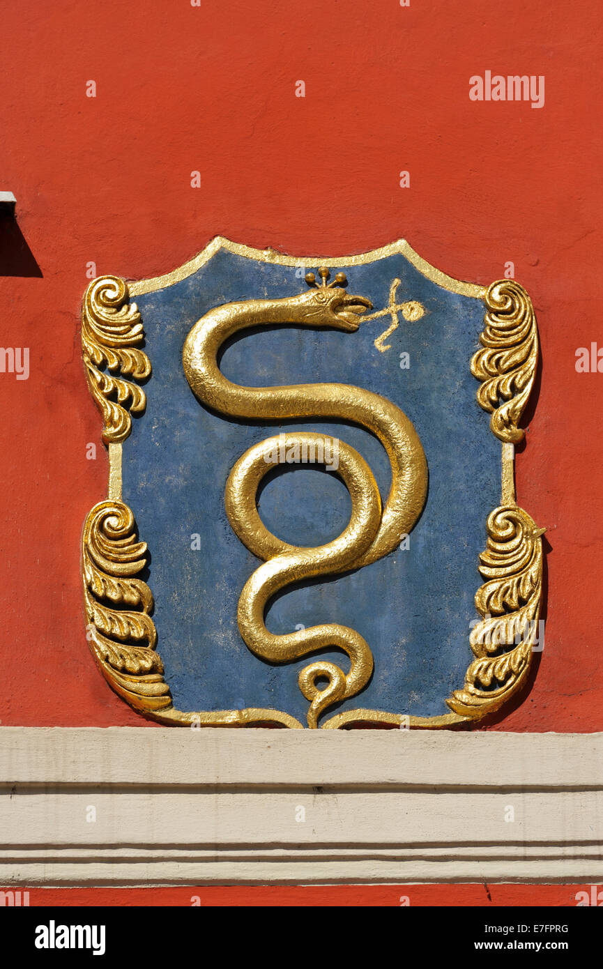 Serpent couleur or signe sur le mur dans la rue de Prague, République tchèque. Banque D'Images