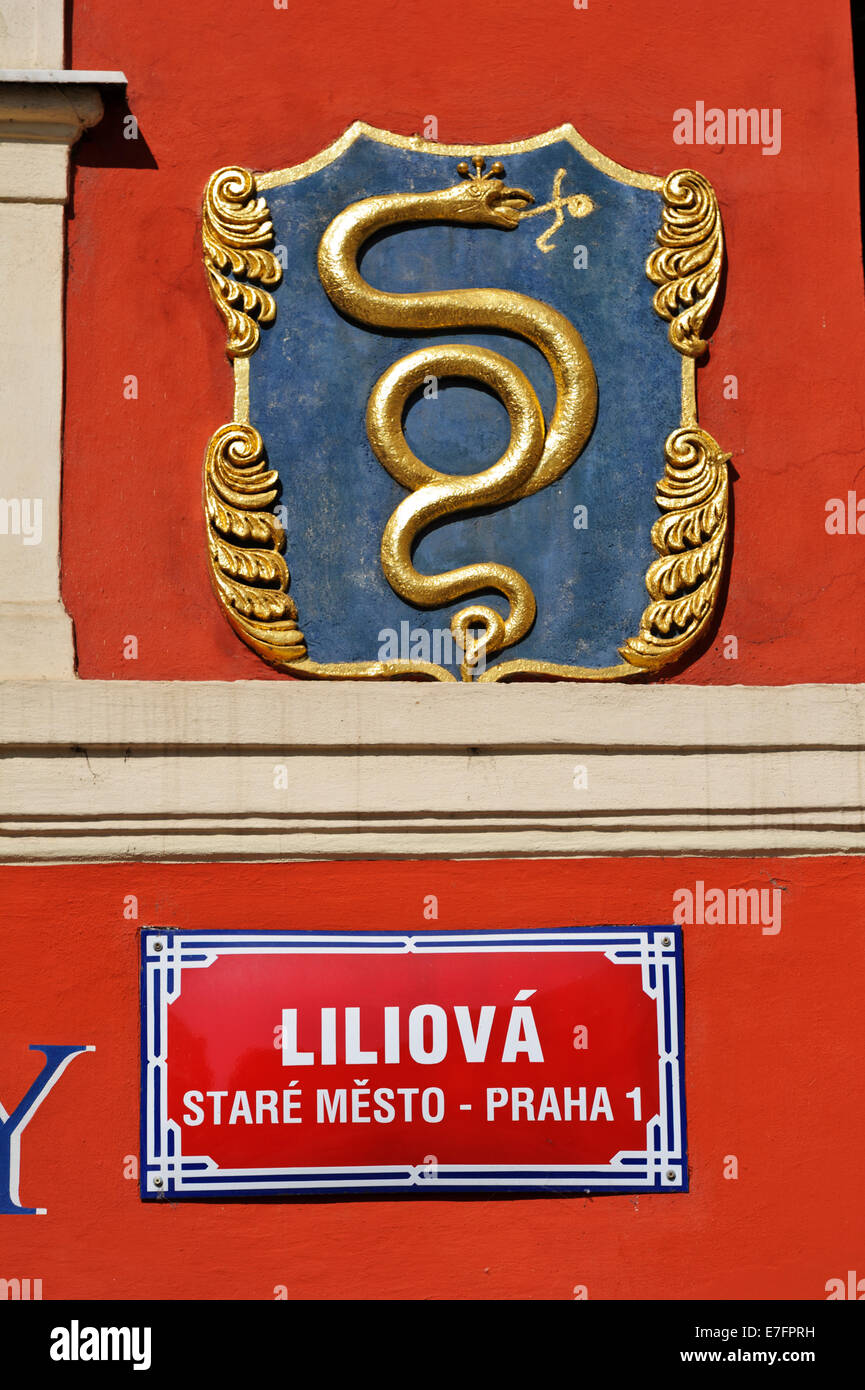 Serpent couleur or signe sur le mur dans la rue de Prague, République tchèque. Banque D'Images