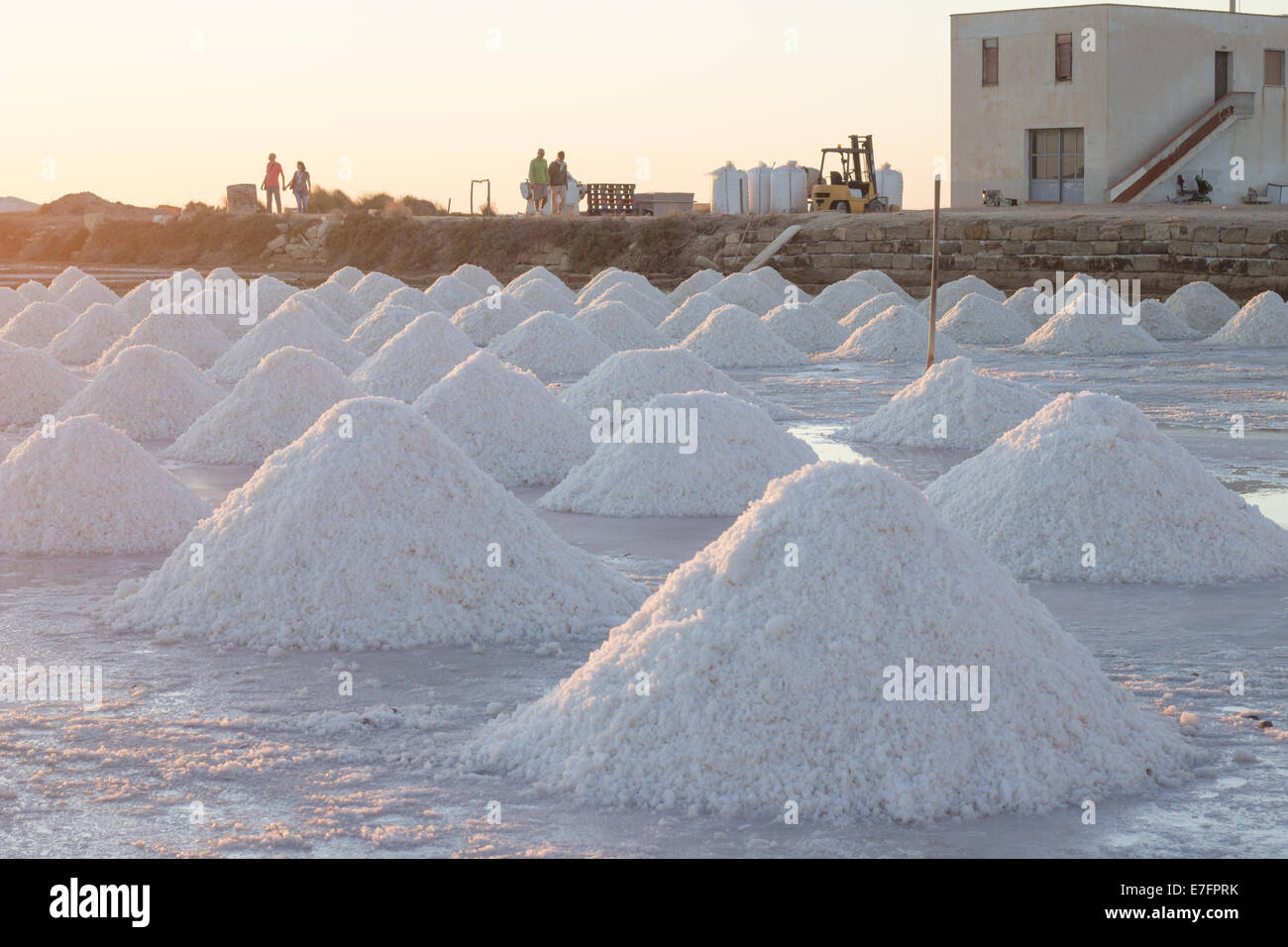 'Sea salt' 'Salt' coucher de soleil paysage marais monticules 'sel' nature personnes horizontale de l'industrie touristique Banque D'Images